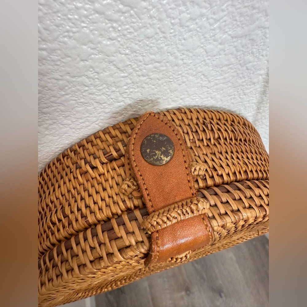 Round Rattan Cross-Body Purse - Picture 4 of 8